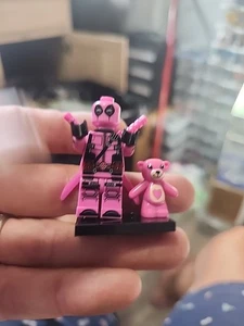 Lego hochwertige Minifigur - Pink Deadpool mit Teddybär - Bild 1 von 9