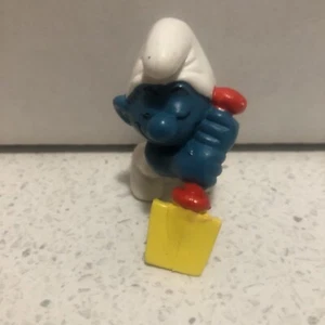 USED Smurf Holding Shovel Sleeping Vintage 1979 Toy Figure 1978 Schleich Peyo - Picture 1 of 5