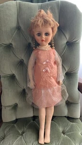 "Muñeca vintage de una pieza de vinilo plástico suave 24"" dañada estilo aleta era años 50" - Imagen 1 de 12