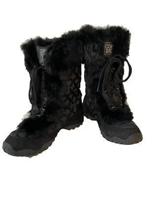 Botas de nieve COACH Jennie con monograma con ribete de piel de conejo negras para mujer talla 6 1/2 B Foto 1 de 4