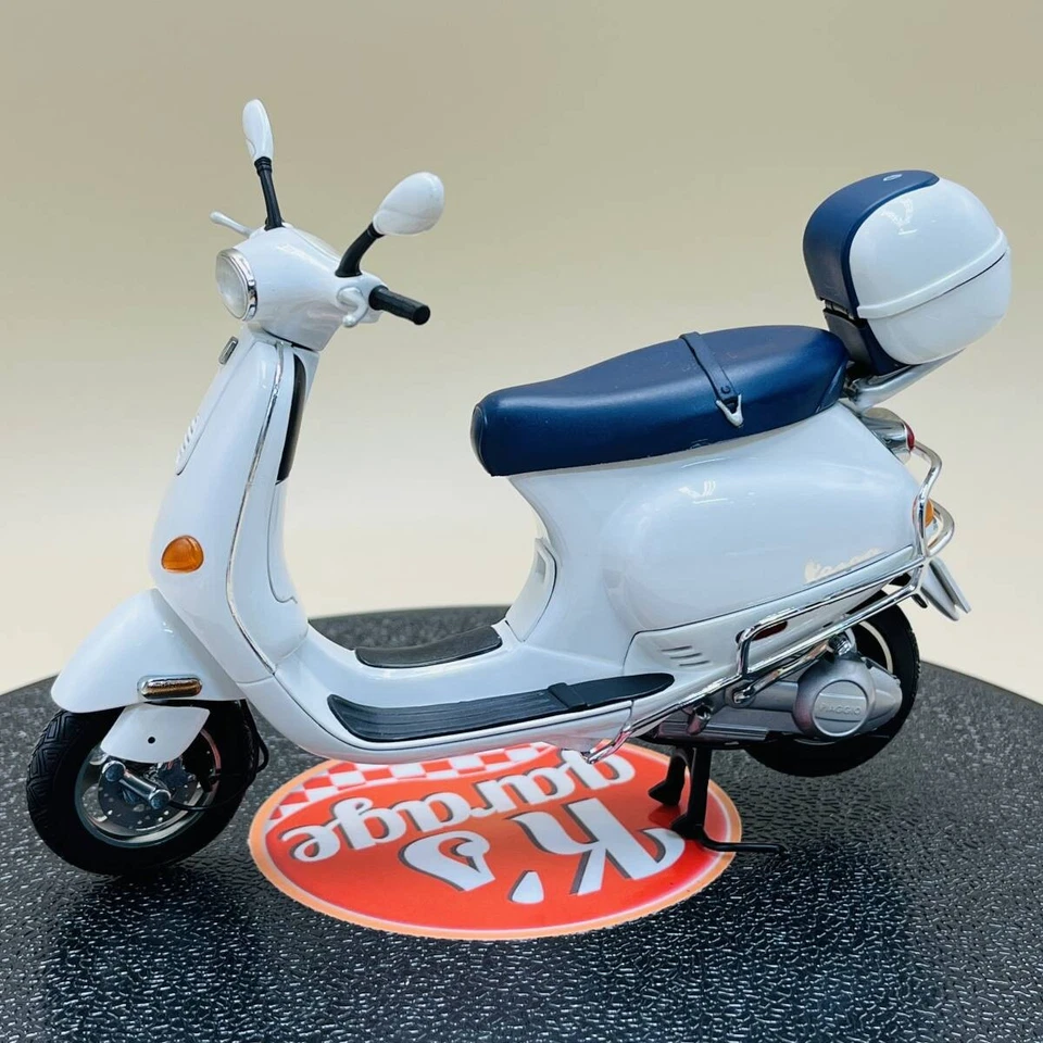 AUTOart 1/12 VESPA ET4 150 White Piaggio C.s.p.a. Motor Cycle 12511 diecast Auto - Image 1 of 4