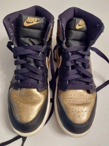 Nike Kinder Air Jordan 1 Retro Hoch Schwarz Weiß Gold Sneaker Schuhe Größe 2,5Y - Bild 1 von 5