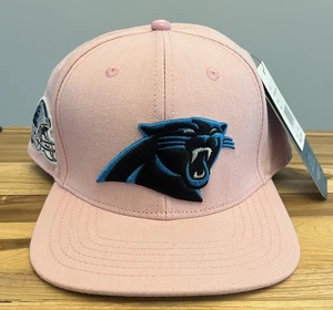 Neu mit Etikett - NFL Pro Standard Carolina Panthers rosa Druckknopflasche Logo Unisex Einheitsgröße - Bild 1 von 11