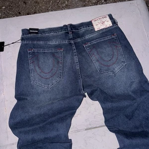 True Religion Mens Size 36x32 Geno Relaxed Slim Jeans Red Stitch Dark Blue Denim - Picture 1 of 6
