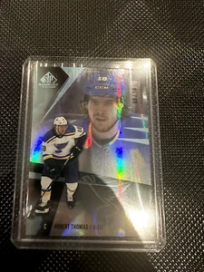 2023-24 SP Game Used Robert Thomas Silver 03/18 SSP Blues - Imagen 1 de 2