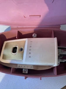 Vintage SINGER Sewing Machine Buttonholer Attachment W642N PINK CASE - Imagen 1 de 7