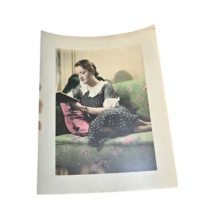 Foto vintage coloreada de mujer joven niña sentada leyendo fotografía efímera - Imagen 1 de 7