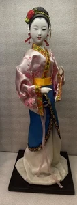 Vintage japanische Geisha Puppe 15 cm groß mit schwarzem Sockel steht frei - Bild 1 von 9