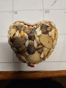 HEART SHAPED TRINKET BOX DECORATED WITH SEA SHELLS/PHILLIPINES - Bild 1 von 6