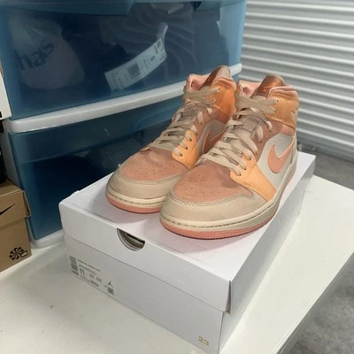 Nike Women's WMNS Air Jordan 1 Mid Apricot, Atomic Orange/Apricot Agate, 11W - Imagem 1 de 4