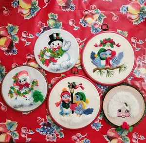 5 pezzi Bernat FINISHED ricamo crewel signora Kringle pupazzo di neve Natale uccellini cerchio  - Foto 1 di 23