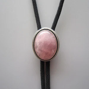 Corbata bolo ovalada de piedra de cuarzo rosa de loto de colección chapada en plata artesanal - Imagen 1 de 3