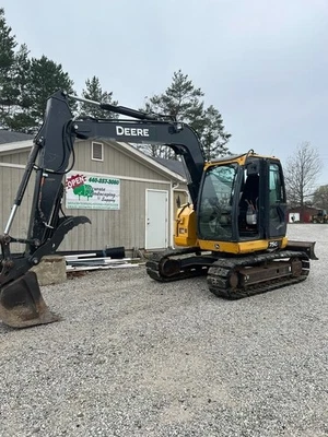Excavadora John Deere 75G Midi 16, hidráulica auxiliar, pulgar hidráulico nuevo, 3344 horas Foto 1 de 4