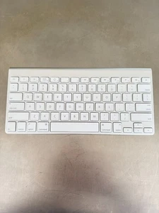 APPLE Bluetooth Mini Keyboard A1314 3xAA Batteries - Picture 1 of 10