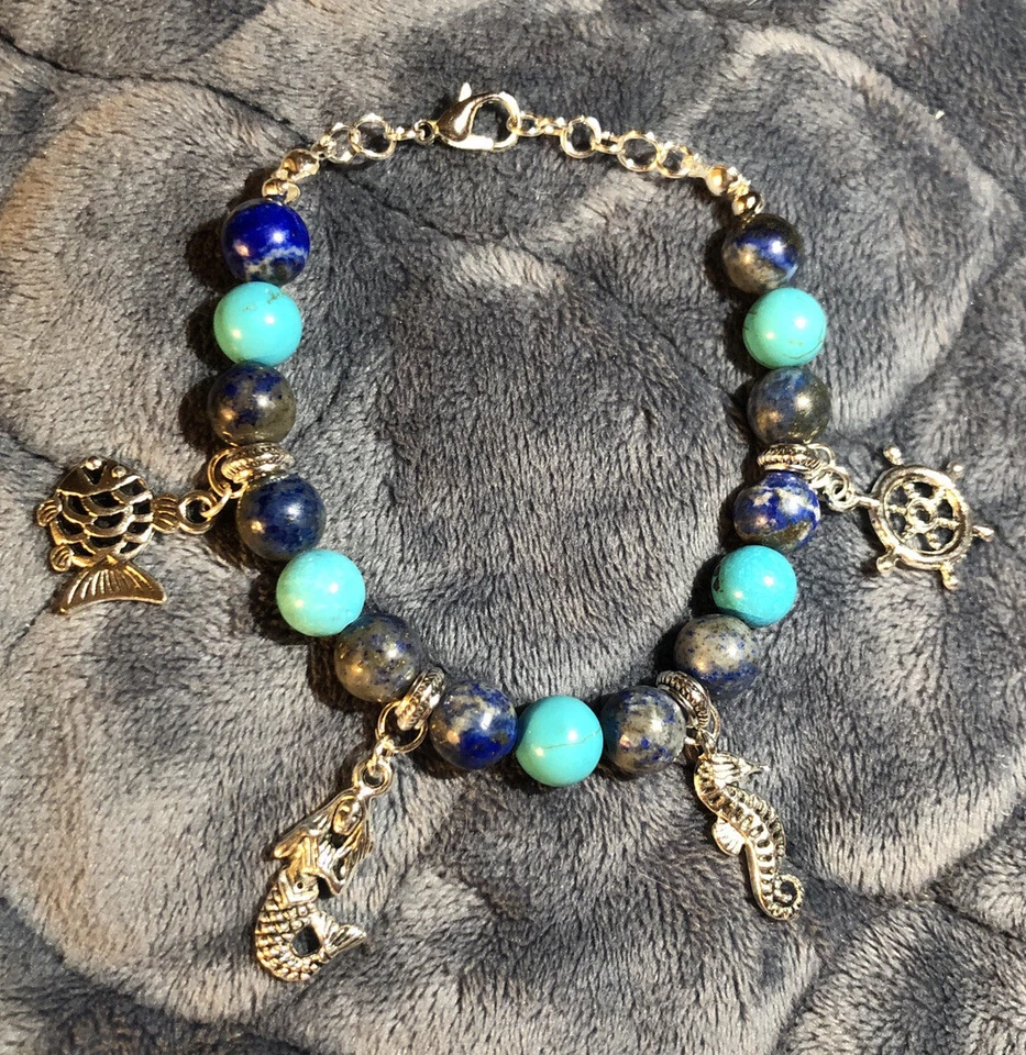 Pulsera con dije de piedra natural lapislázuli y howlita azul Foto 1 de 1
