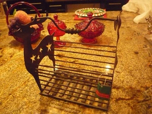 Promi-Besitz * Eisen Rentier Weihnachtskarte/Serviettenhalter * Homespun Urlaub 9x9x,5 - Bild 1 von 3