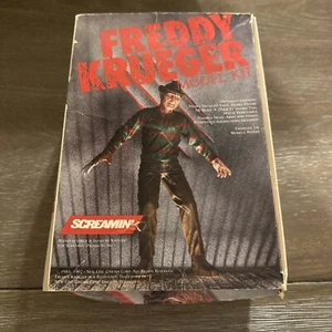 Freddy Krueger Screamin’ Model Kit Figure Sideshow - Picture 1 of 15