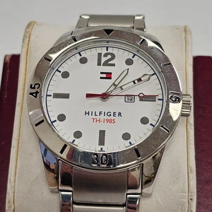 Reloj de pulsera Tommy Hilfiger cara blanca de acero inoxidable TH-1985 se adapta a 7-3/4" - Imagen 1 de 8