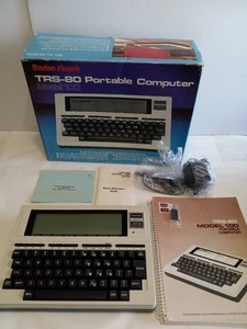 VINTAGE RADIO SHACK TRS-80 MODEL NUMBER 100 PORTABLE LAPTOP COMPUTER POWERS ON - Zdjęcie 1 z 18