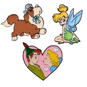 Juego de 3 prendedores esmaltados metálicos Peter Pan Nana The Dog Tinker Bell colección Disney - Imagen 1 de 7