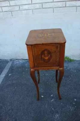 Mesita de noche francesa con incrustaciones del siglo XIX, soporte Foto 1 de 4