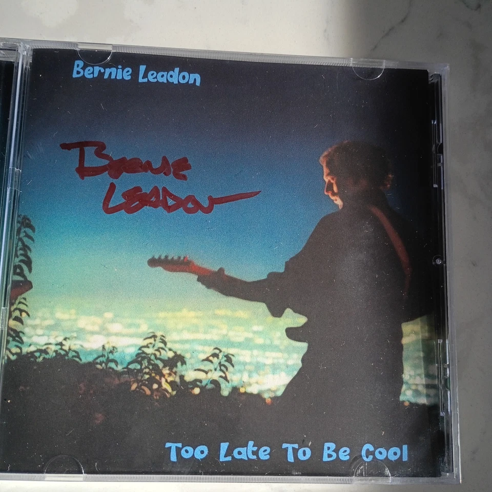 Bernie Leadon подписанный слишком поздно, чтобы быть классным оригинальный участник Eagles - Изображение 1 из 1