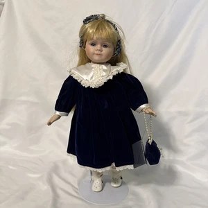 Vintage 16" House Of Lloyd Porzellanpuppe blond Amanda Winter Samtkleid - Bild 1 von 2