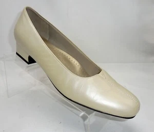 TROTTERS Women's SIZE 8 SS (Super Slim) CREME Leather Low Heels Slip On Pumps - Picture 1 of 11