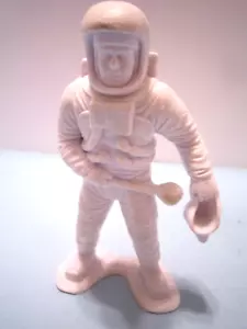 VINTAGE LOUIS MARX PLASTIC MOLDED IN WHITE 5.75" APPOLO MOON LANDING FIGURE - Picture 1 of 3