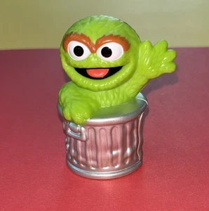 2013 Hasbro Sesame Street Workshop OSCAR THE GROUCH 2.5" TOY Plastic Figure - Picture 1 of 3