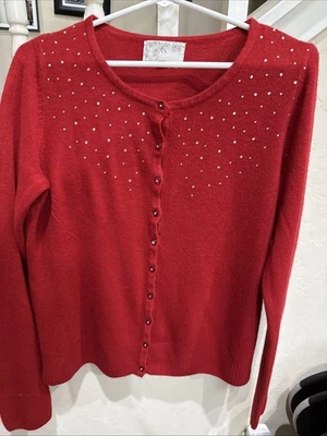 Suéter festivo rojo con botones con pedrería de Debbie Morgan talla grande Foto 1 de 4