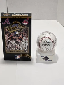 Réplica autografiada de los Atlanta Braves de la Serie Mundial 1995 béisbol y video oficial - Imagen 1 de 17