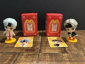2025 Mcdonald's Tinytan Figure SUGA & V + Happy Meal Box - Nuovo con scatola - Salva alla grande L@@K! - Foto 1 di 3