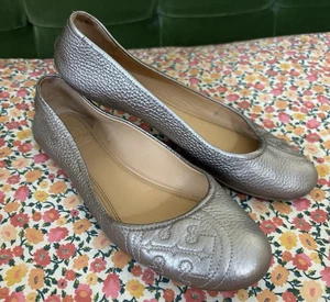 Tory Burch Metallic Silver Ruby Tumbled/Pebbled Leather Flats Size 8 Retail $225 - Picture 1 of 13