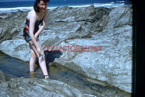 Diapositiva 35 mm 1958 Newquay Glamorous Woman By The Sea Kodachrome Red Border v2 - Imagen 1 de 1