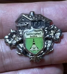 Spielzeugdorf Seiffen Shield Wreath German Bavaria Oktoberfest Tyrol Hat Lapel - Picture 1 of 4