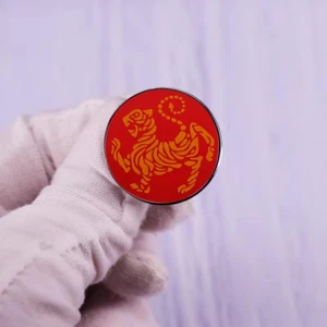 FABULOSO ALFILER DE SOLAPA SÍMBOLO DE KARATE SHOTOKAN... BOLSA DE ALMACENAMIENTO DE PLATA EXTRA CON COMPRA. - Imagen 1 de 2