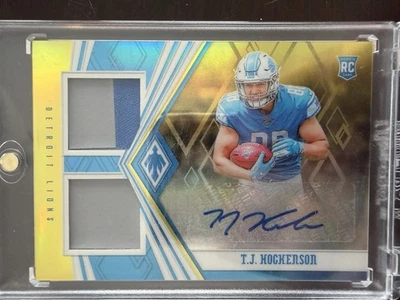 Camiseta 2019 Panini Phoenix -Rookie Auto Dual T.J. Hockenson Prime Amarela /50 RC - Imagem 1 de 2