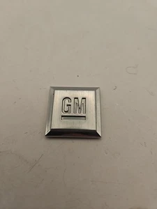GM Mark of Excellence chrome 1 inch square Fender Emblem new OEM 84689784 - Picture 1 of 2
