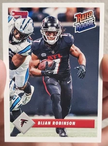 BIJAN ROBINSON 2023 NFL PANINI CLASIFICACIÓN INSTANTÁNEA NOVATO RETRO RC PR/629 FALCONS - Imagen 1 de 2
