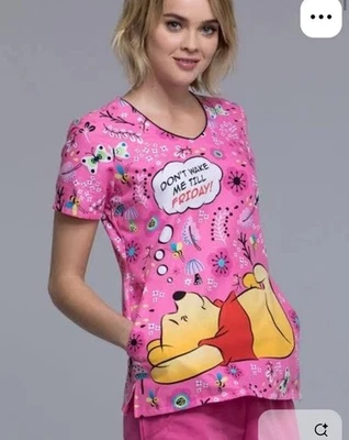 Blusa Médica Disney Winnie the Pooh para Mujer 2X Rosa Don’t Wake Me Till Friday  Foto 1 de 4