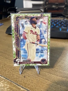 2025 Topps Holiday - Green Plaid SP - #H69 Bryce Harper - Picture 1 of 1