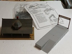 HO scale station and truck terminal plus signal bridge - Picture 1 of 6
