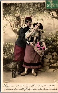 Französische Liebesromane RPPC Postkarte Paar im Blumengarten 1907 Soldat - Bild 1 von 3