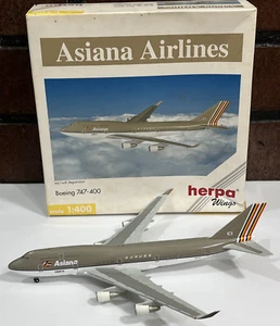 1:400 Herpa Wings Asiana Airlines B 747-400 Airplane - Picture 1 of 8