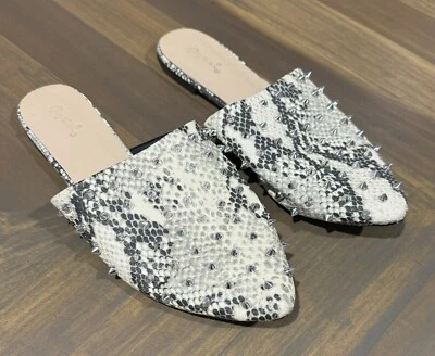 Mulas planas sin cordones Qupid para mujer talla 8,5 de piel de serpiente blancas y negras Foto 1 de 4