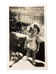 1930er Jahre lächelndes kaukasisches weißes Mädchen Kleinkind in gepunktetem Overall Texas Foto - Bild 1 von 2