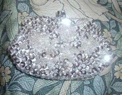 Monedero DeLill vintage de los años 50 con copos de nieve transparentes con cuentas y lentejuelas plateadas OSS Foto 1 de 4