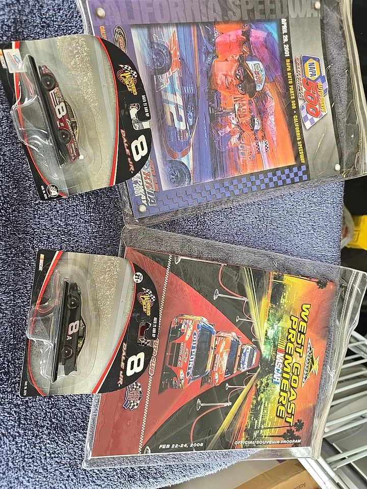 Coches Winners Circle Dale Earnhardt Jr 2005 y 2006 con programas 2001 y 2008 Foto 1 de 1
