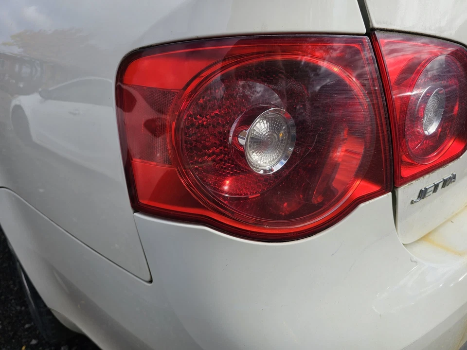 Conjunto de luz trasera exterior izquierda usado se adapta a: Volkswagen Jetta Sdn 2007 VIN K 8º di Foto 1 de 4